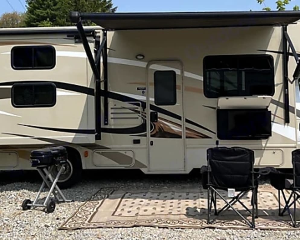 2017 Freedom Elite  by Thor Motor Coach for rent in 55906