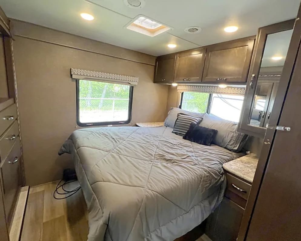 2017 Thor Motor Coach Freedom Elite
