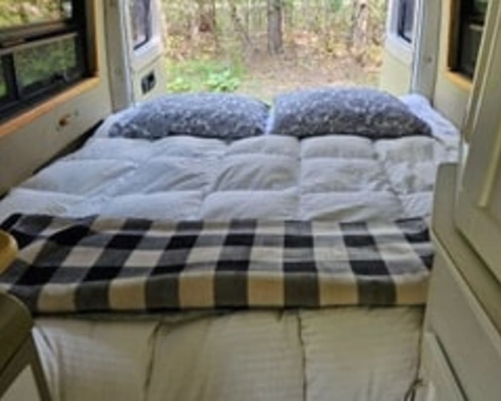 2005 Mercedes-Benz Sprinter Class B for rent in Oak Grove Minnesota