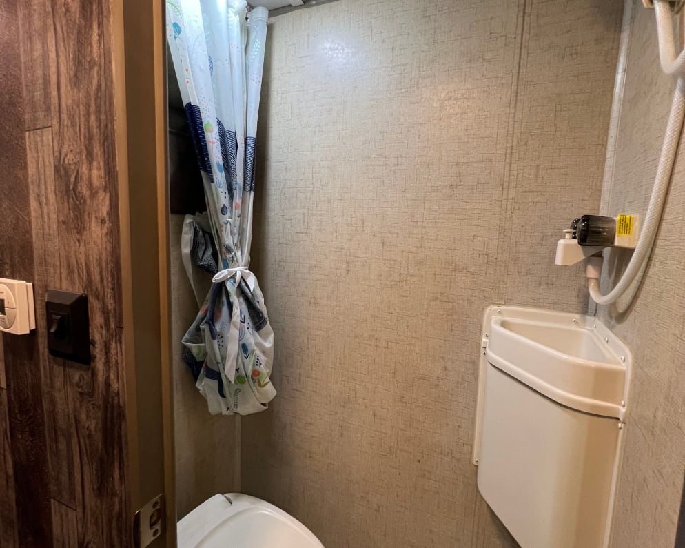 2017 Hood River Edition  by R-Pod for rent in 97702