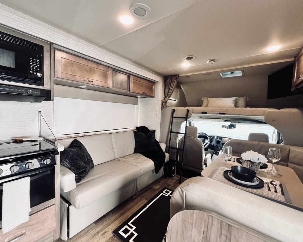 2022 Winnebago Minnie Winnie Class C for rent in Willowbrook Illinois
