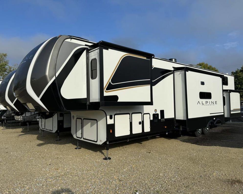 2025 Keystone Alpine Fifth Wheel for rent in Myrtle Beach South Carolina