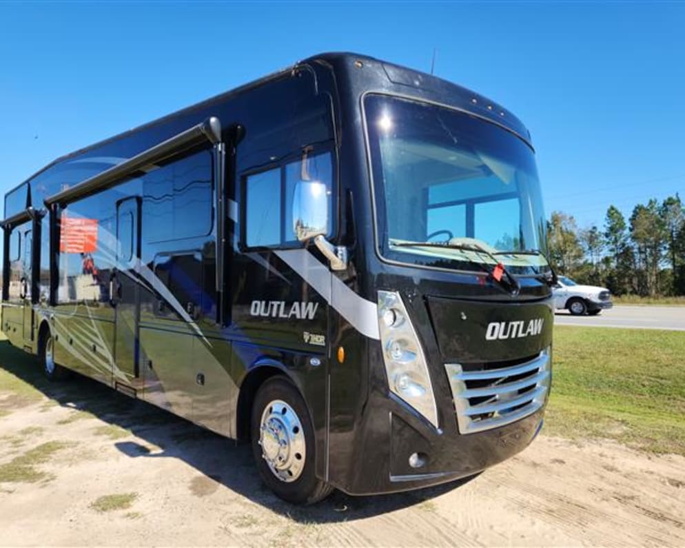 2022 Thor Motor Coach Outlaw 38KB available for rent in Aylmer Ontario
