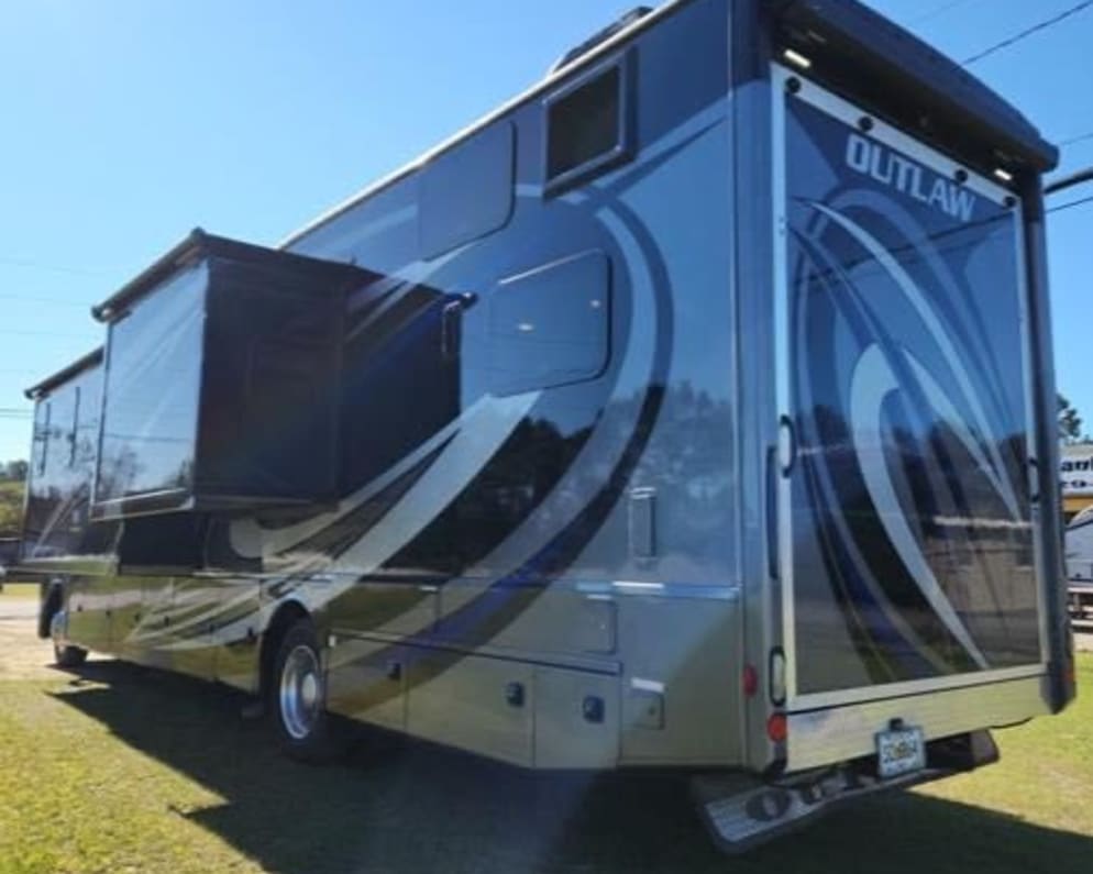 2022 Outlaw 38KB  by Thor Motor Coach for rent in N5H 2R3