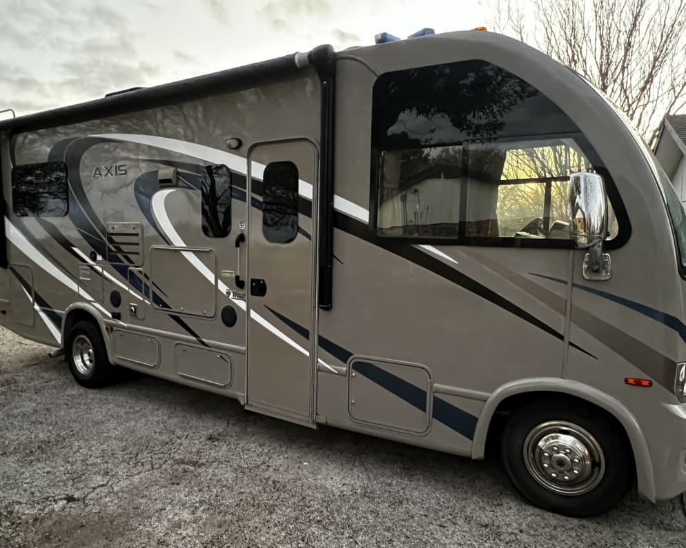 2016 Thor Axis available for rent in Saint Hedwig Texas