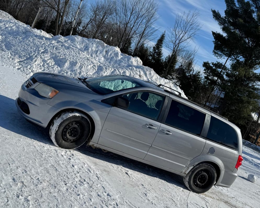 2008 dodge grand caravan available for rent in Montreal Quebec
