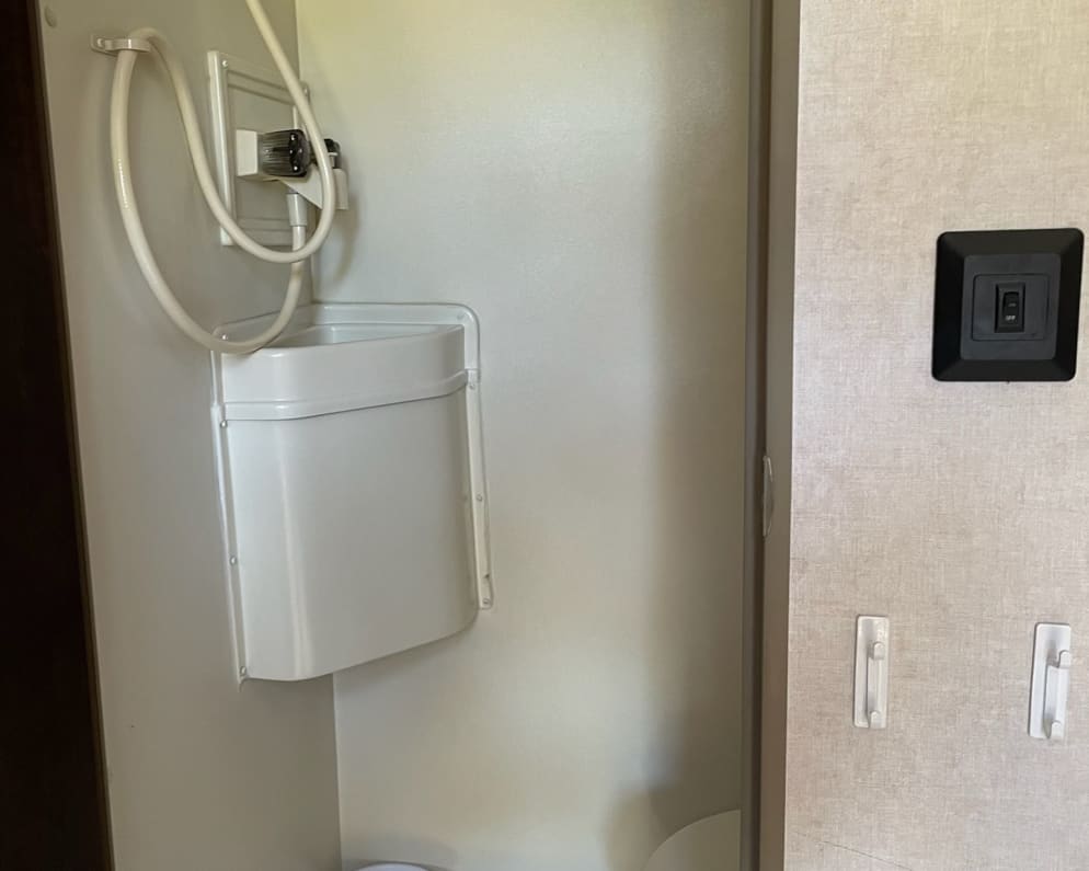 2017 Hood River Edition  by R-Pod for rent in 97701