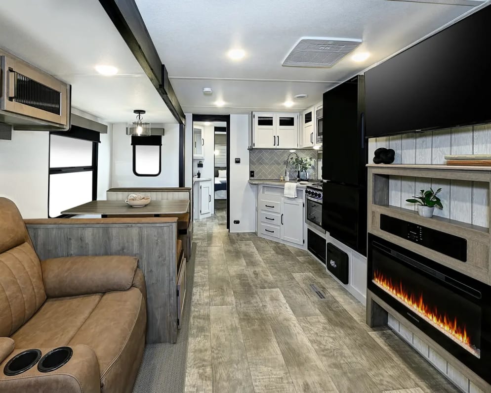 2025 Puma 337BH  by Palomino for rent in 77093
