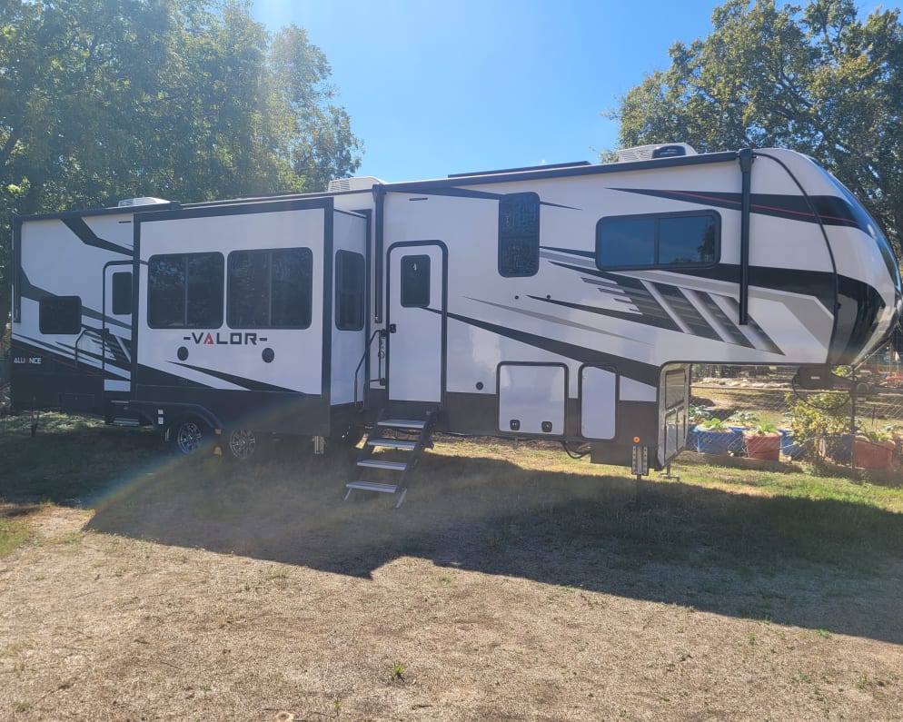 2022 Alliance RV Valor
