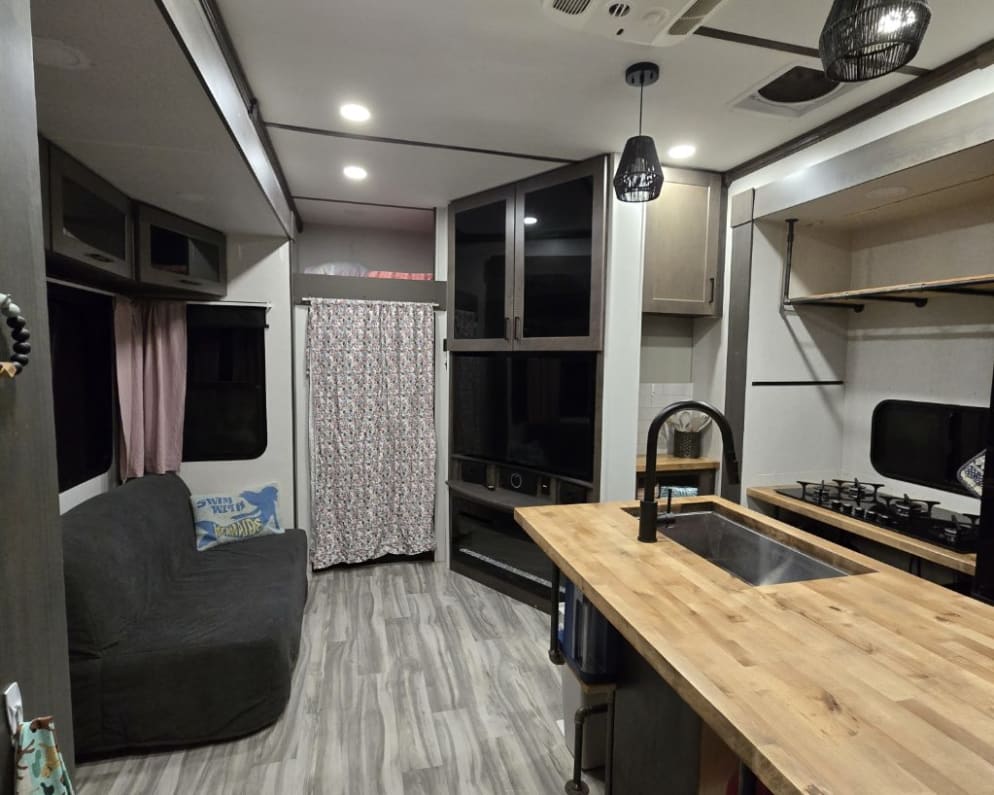 2022 Alliance RV Valor Fifth Wheel for rent in Marion Texas