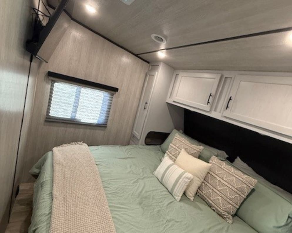 2025 Genesis Supreme Rv Genesis Supreme Toy Hauler for rent in Santee California