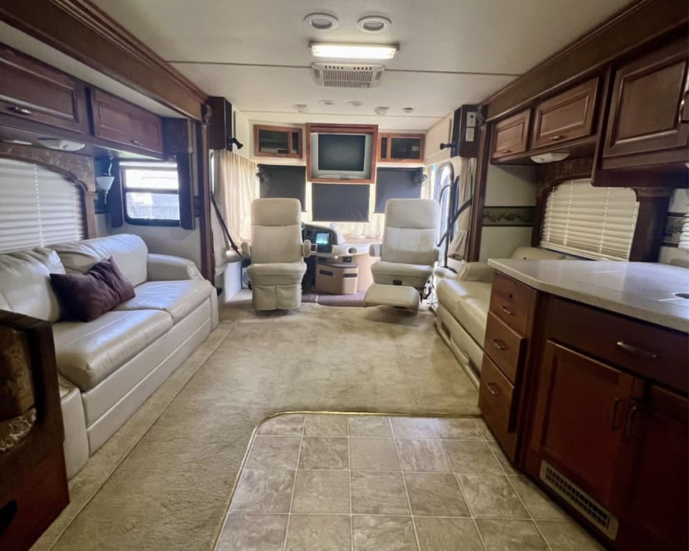 2005 Bounder 38N  by Fleetwood for rent in 77868
