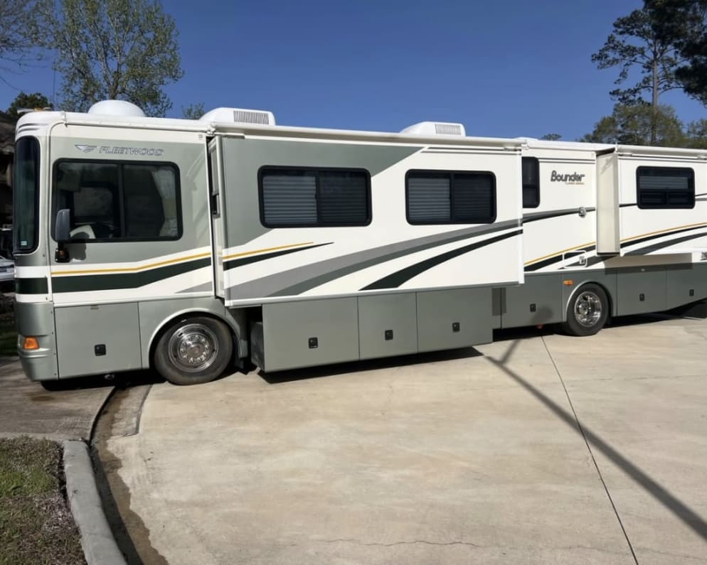 2005 Fleetwood Bounder 38N available for rent in Navasota Texas