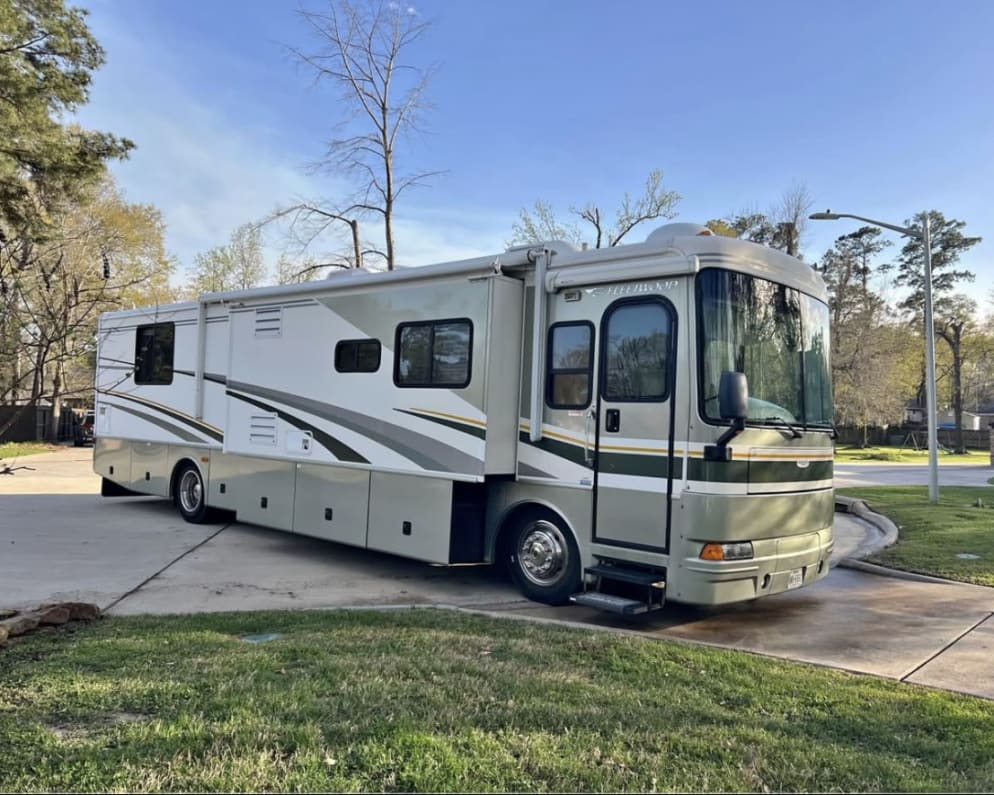 2005 Fleetwood Bounder 38N
