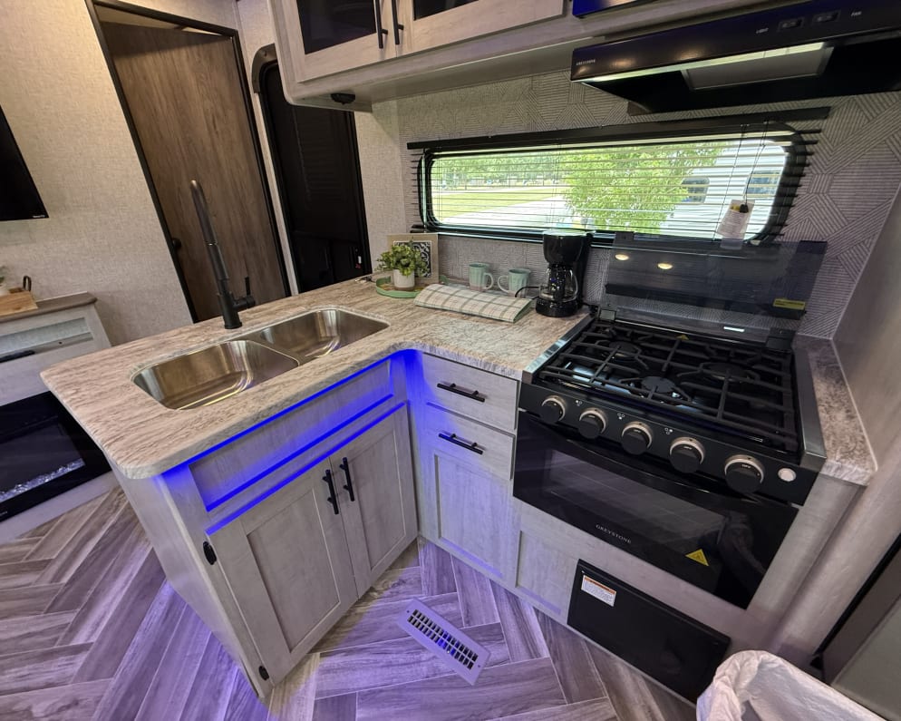 2025 Heartland Zinger 320FB available for rent in San Antonio Texas