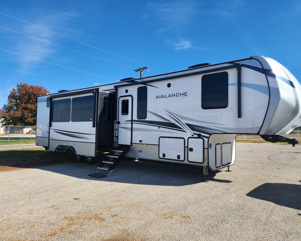 2023 Keystone RV Avalanche Fifth Wheel for rent in Weatherford Texas