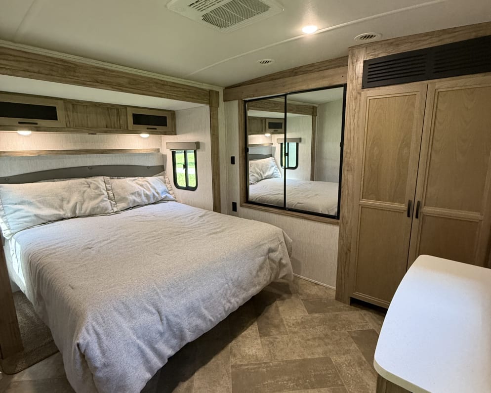 2022 SolAire 320 TSBH  by Palomino for rent in 28025