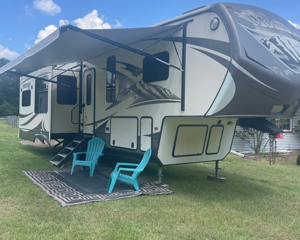 2015 Keystone RV Montana Mountaineer