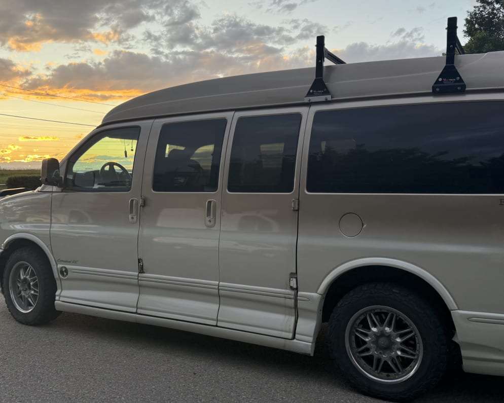 2007 Chevrolet Express Explorer AWD Class B for rent in Calgary Alberta