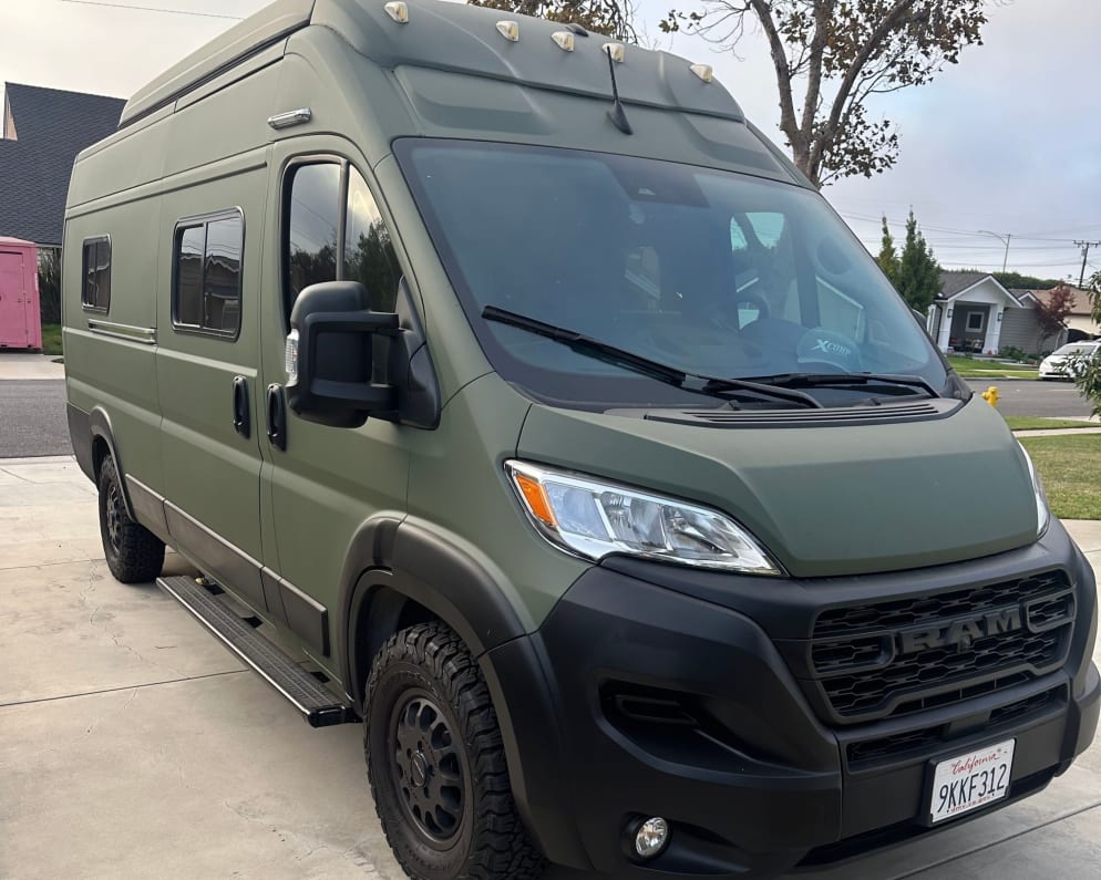 2023 Class B RV for Rent in Los Angeles, California - RVUSA.com