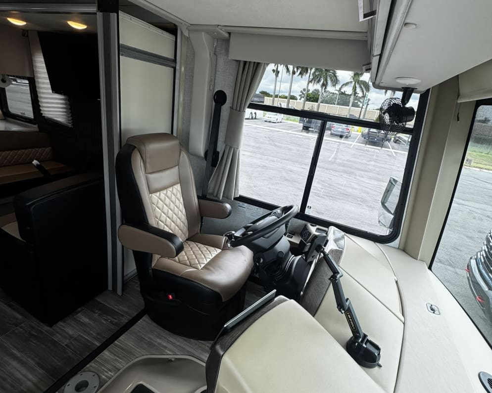2021 Thor Motor Coach Hurricane