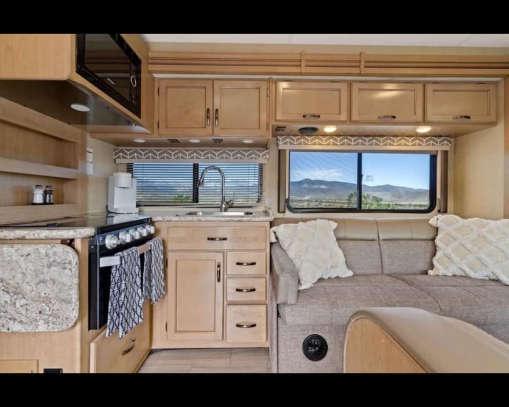 2020 Thor Daybreak available for rent in Prosper Texas