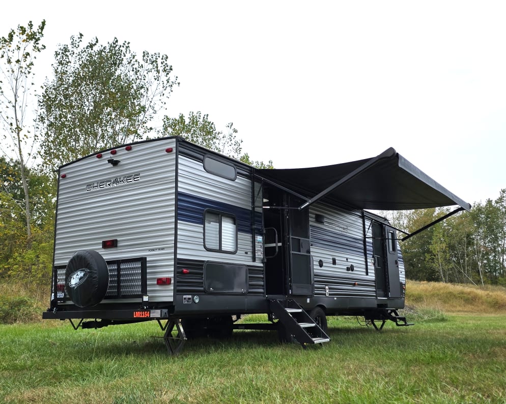2021 Cherokee Limited  by Forest River for rent in 48854