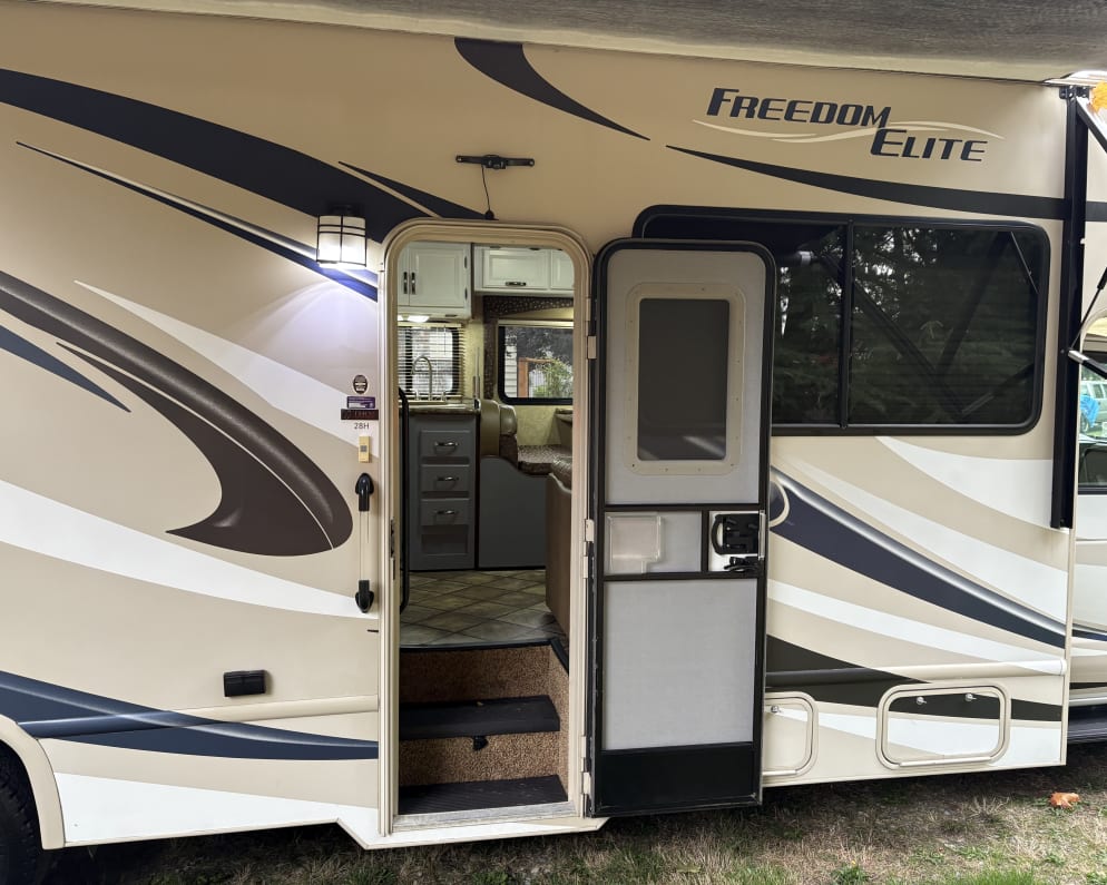 2014 Freedom Elite  by Thor for rent in 98446