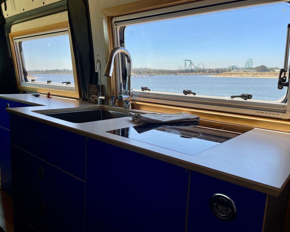 2020 Sprinter 4x4 170  by Mercedes-Benz for rent in 92110