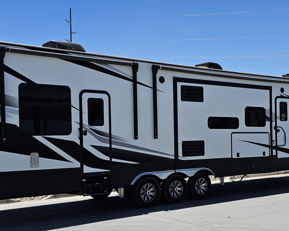 2021 Dutchmen Voltage available for rent in apple valley California