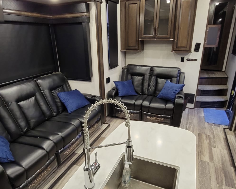 2021 Dutchmen Voltage Toy Hauler for rent in apple valley California