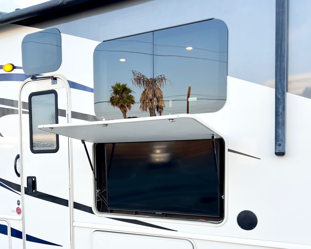 2020 Flair-Fleetwood Motorhome  by Flair-Fleetwood for rent in 91605