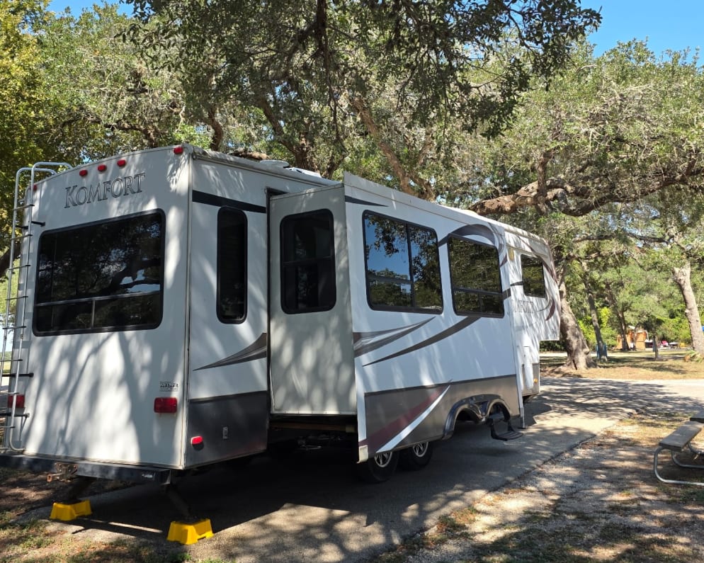 2011 Komfort 3130 FRL  by Dutchmen for rent in 77968
