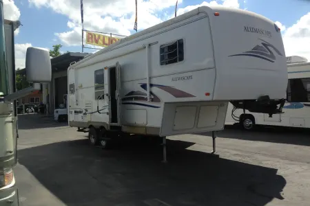 2002 Holiday Rambler Alumascape 28' 5th wheel