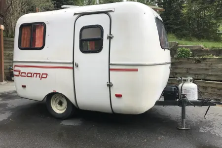 Vintage Scamp Camper – Cozy & Easy to Tow