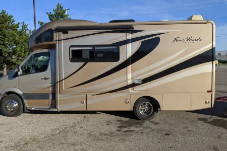 "Siesta" 24' Four Winds Siesta Sprinter. Sleeps 5.
