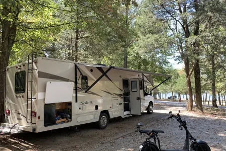 The FREE SPIRIT 2019 Winnebago Spirit 32ft