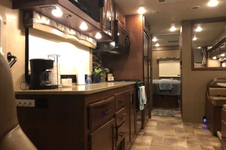 “Gwen” Thor Motor Coach Chateau- 2 slide outs