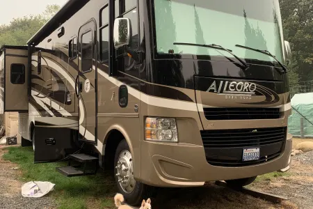 Surprisingly Luxurious-- 2016 Tiffin Allegro Starlink Included.
