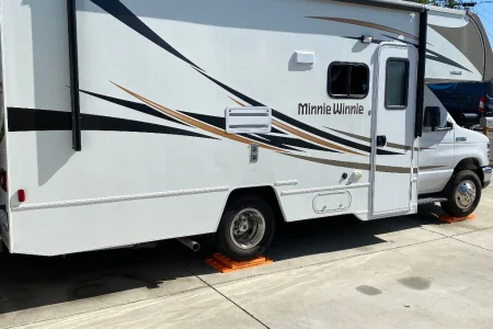 BOOK our 2019 Winnebago Minnie Winnie 24' Easy to drive!!