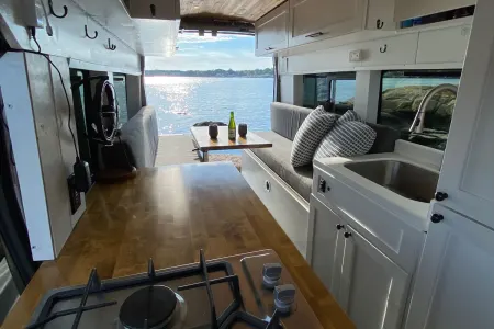 Starlink Wi-Fi, 24/7 Gas Heat, Off-grid AC, Queen Bed, Kitchen & Bath