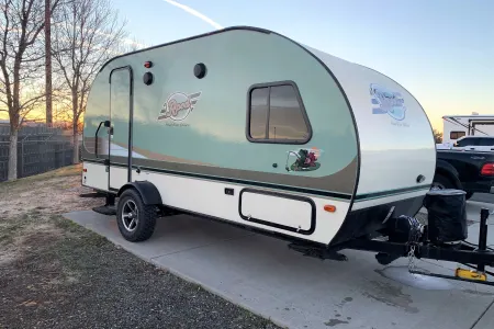 2017 Super Cute Dog-Friendly RPod - PNW RV RENTALS