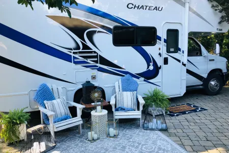2022 Thor Motorcoach Chateau-Class C-24’-Glamping at its Finest!!!