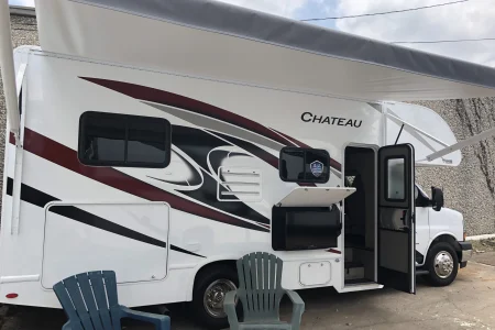 ***Low Mileage*** 2022 Thor "The Colorado"