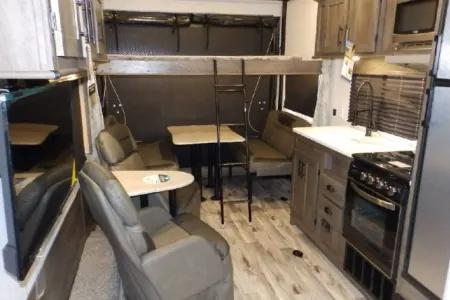 Travel Trailer w/overhead bunk (3 Miles from Strip)