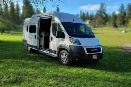 Vanna White 2021 Winnebago Solis PX Class B