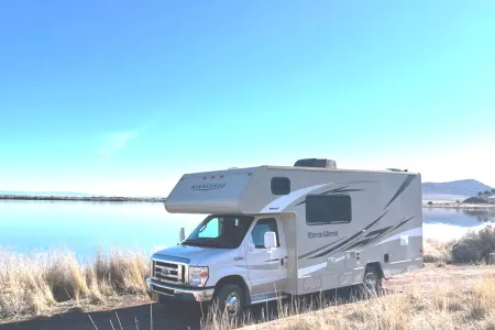 Spacious & Easy to Drive Fully Loaded Worry Free 2016 Minnie Winnie