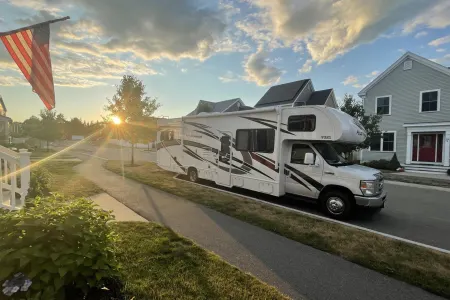 2022, Pristine, Clean, Bunk Beds, & Fully Stocked for 8-10 ppl!