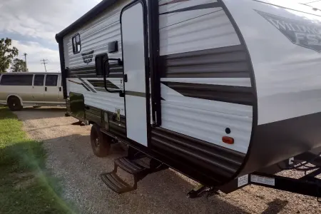 2022 Forest River Wildwood FSX: Light-weight, easy tow, sleeps 5