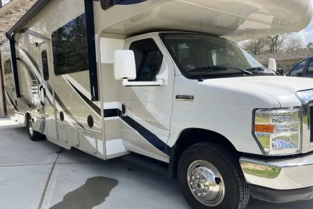 Family Bunkhouse RV Sleeps 10,Auto Leveling, Easy to Drive, TVs in bunks
